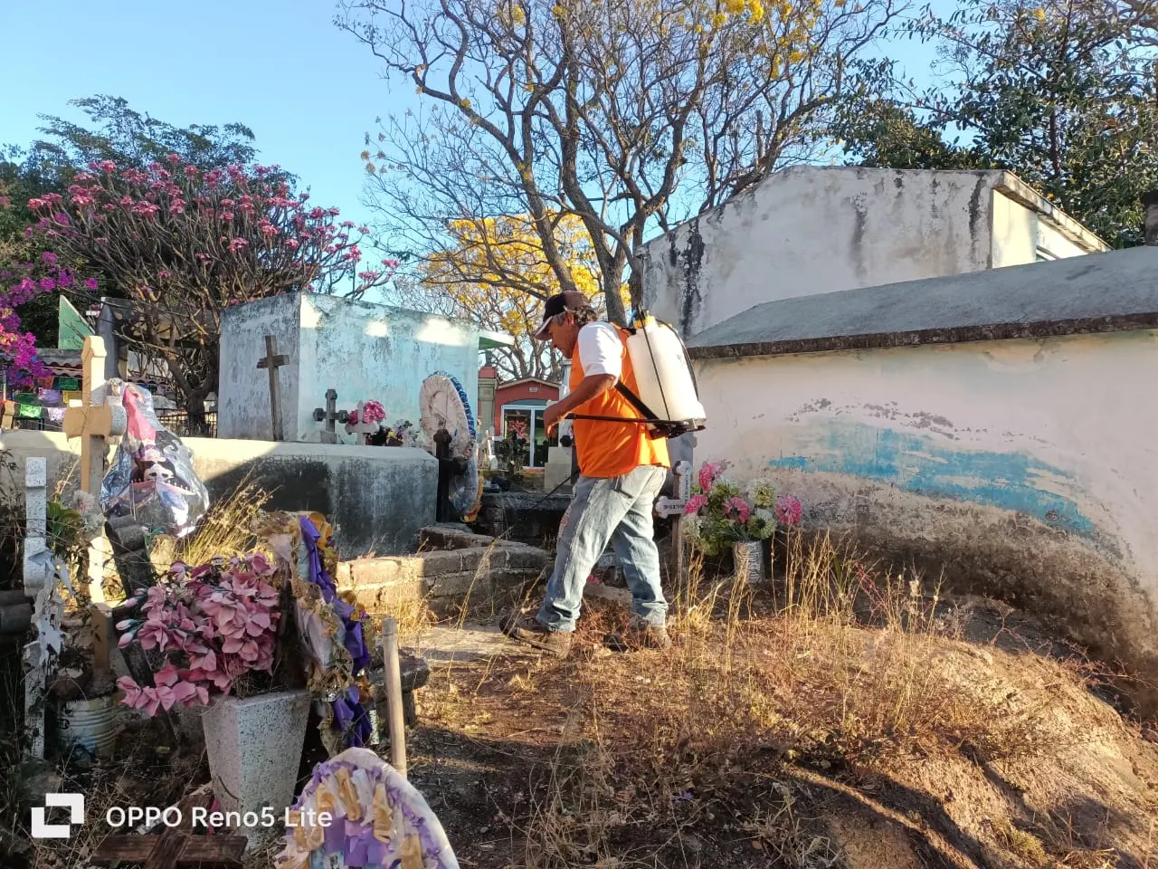 Fotografía de las acciones de Jefatura de Cementerios en Tuxpan, Jalisco.